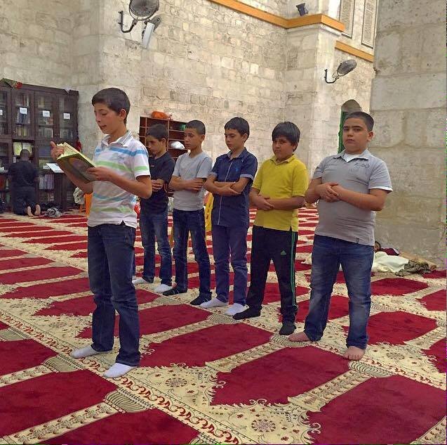أطفال معتكفون يؤدّون صلاة القيام في المسجد الأقصى المبارك قبل قليل .