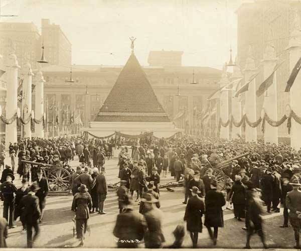 هرم مكون من خوذات الجنود الالمان في مدينة نيويورك عام 1918