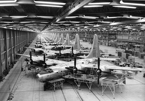 تجهيز طائرات B-32 القاصفة في مصنع بوينج الامريكي عام 1945