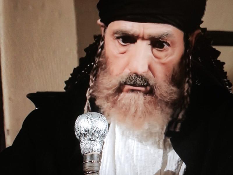 بالنسبة لراس الأرجيلة بالقصدير اللي حامله الحاخام شو وضعه؟ #باب_الحارة