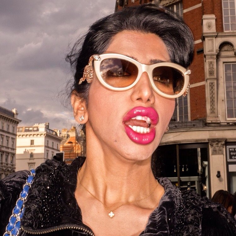 مصور بريطاني يترصد العربيات في #لندن ويصورهن مقابل الهارودز