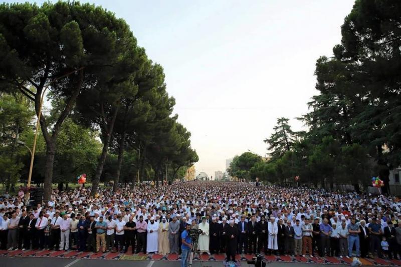 صلاة #عيد_الاضحى_المبارك في #تيرانا عاصمة #ألبانيا صوره 6