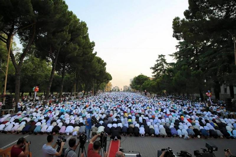صلاة #عيد_الاضحى_المبارك في #تيرانا عاصمة #ألبانيا صوره 5
