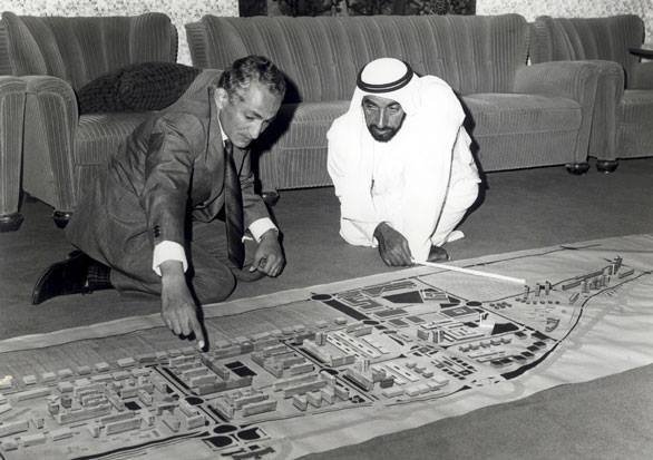 الصورة التقطت يوم 24 فبراير 1975.للشيخ زايد آل نهيان مع المهندس المِعماري المصري عبد الرحمن #حكاية_صورة