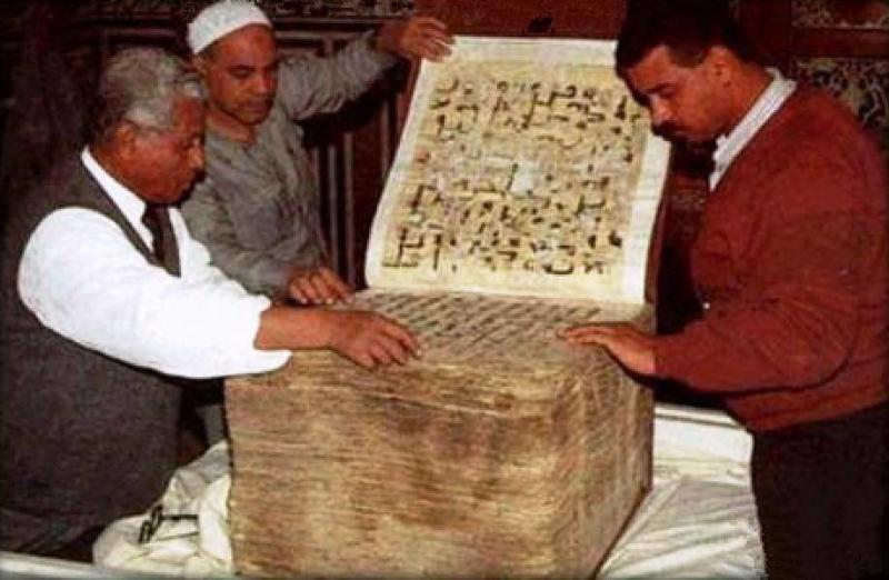 اول مصحف في تاريخ الاسلام.كتب في عهد الخليفه الراشد الثالث عثمان بن عفان.وهو كبير لأنه كتب بخط اليد وليس مطبوعا #حكاية_صورة 