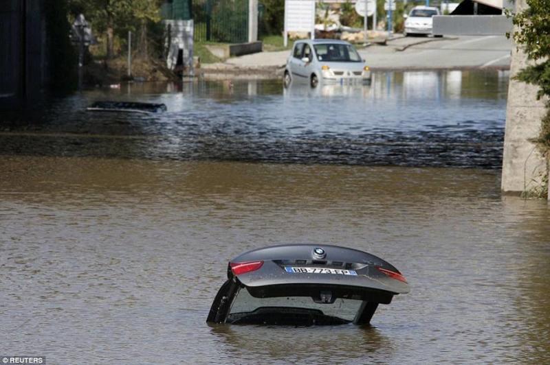 السيول تقتل 16 شخصًا على الأقل في الريفيرا الفرنسية -4