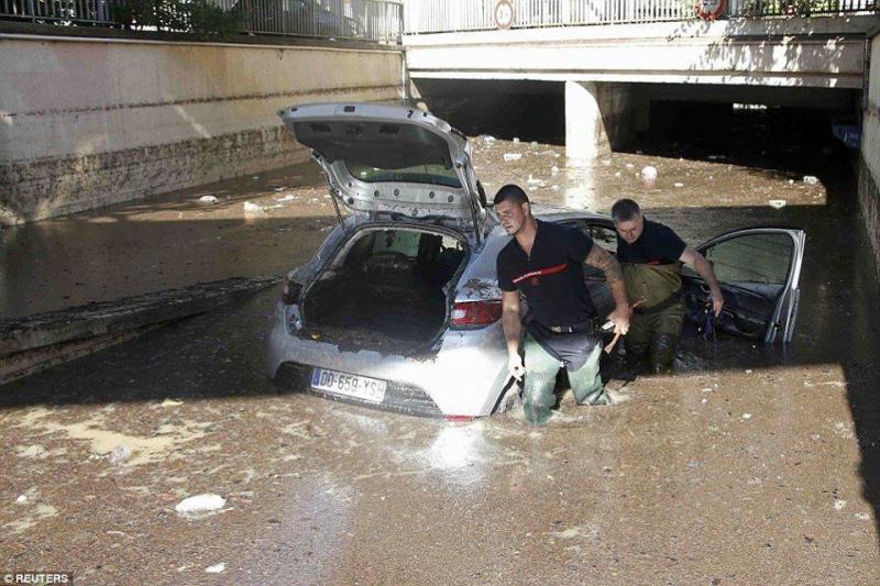 السيول تقتل 16 شخصًا على الأقل في الريفيرا الفرنسية -1