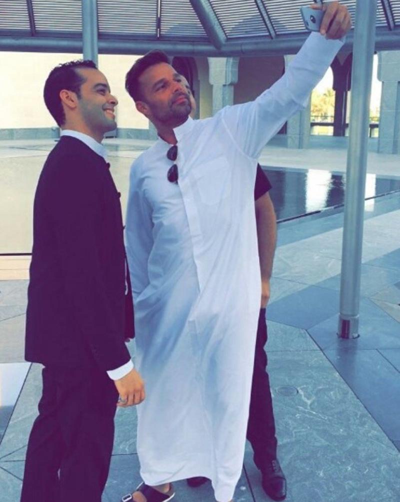 صورة ريكي مارتن بالدشداشة في #قطر #مشاهير - صورة١