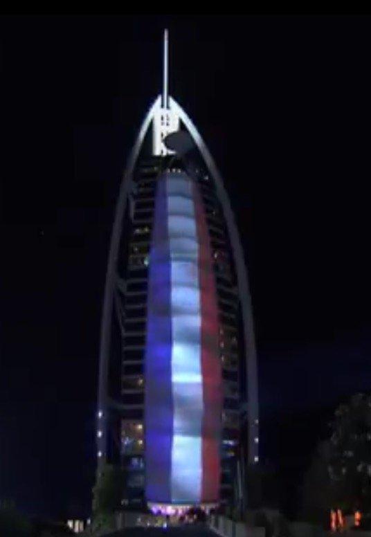 #برج_العرب مضاء بألوان العلم الفرنسي تضامناً مع الشعب الفرنسي بعد هجمات #باريس #دبي -٢