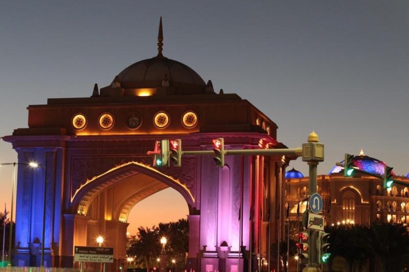 فندق قصر الإمارات مضاء بألوان العلم الفرنسي تضامناً مع الشعب الفرنسي بعد هجمات #باريس #أبوظبي