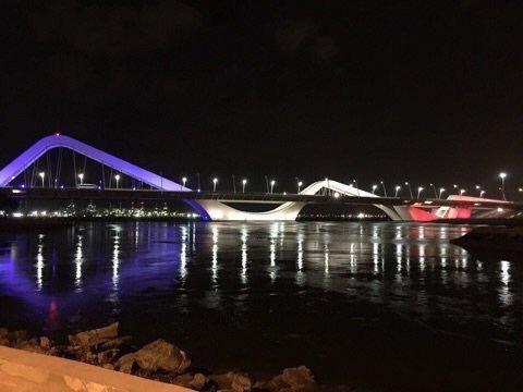 جسر المقطع مضاء بألوان العلم الفرنسي تضامناً مع الشعب الفرنسي بعد هجمات #باريس #أبوظبي