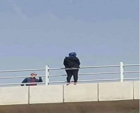 فتاه تحاول ‫‏الانتحار‬ من على ‫جسر الزرقاء #الاردن -2