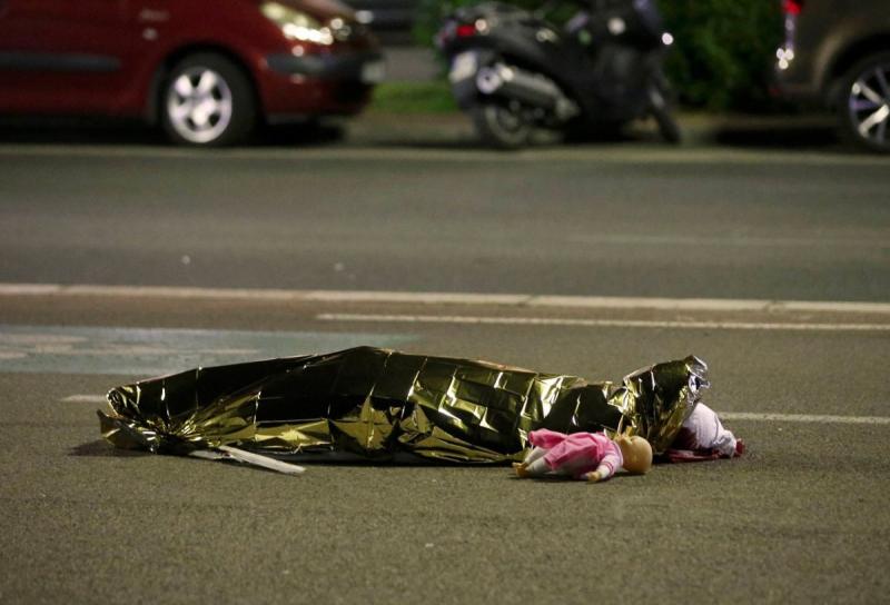سائق شاحنة يدهس اكثر من ٨٠ شخصا في #هجوم_نيس - صورة ٣