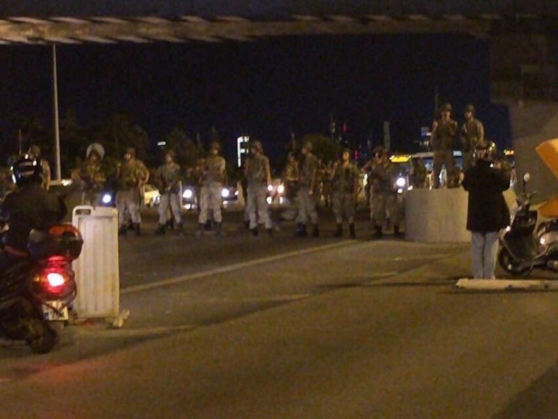 الجيش التركي ينفذ انقلاب ويستلم الحكم في #تركيا #Turkey - صورة ٤