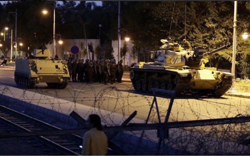 الجيش التركي ينفذ انقلاب ويستلم الحكم في #تركيا #Turkey - صورة ٣