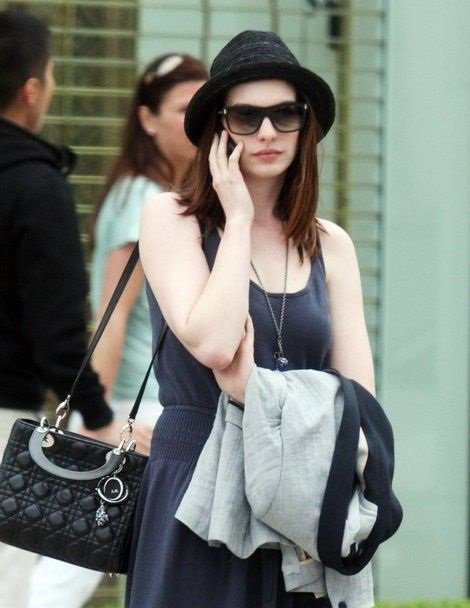 شنطة Dior Mini Lady تصبح الأكثر انتشارا بين النجمات في هوليود - صورة ٣