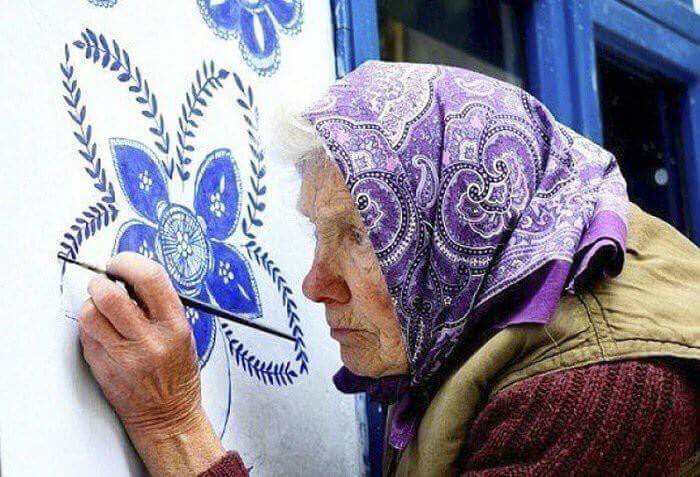 ‏سيدة مسنة من #التشيك تبلغ الـ 90 عاما تنشر الفن في قريتها - صورة ٤