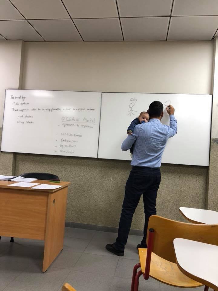 الدكتور #حسن_شمص المدرس في جامعة #بيروت العربية يحمل طفلة احدى تلميذاته لتتمكن من التركيز في المحاضرة #لبنان - صورة ٢