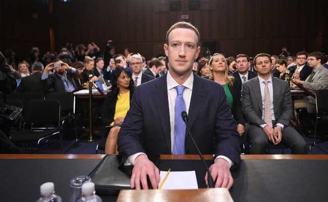 Mark Zuckerberg الرئيس التنفيذي لشركة #facebook أثناء شهادته امام الكونجرس في قضية تسريب المعلومات - صورة ٤