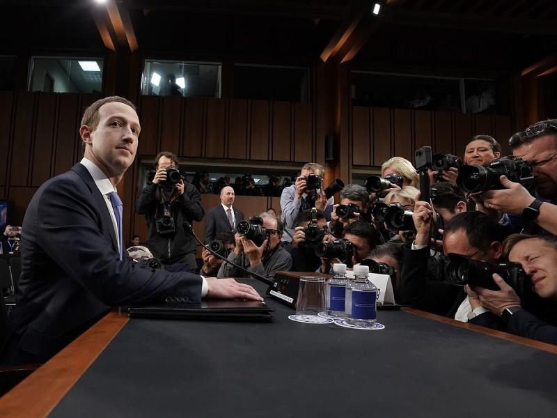 Mark Zuckerberg الرئيس التنفيذي لشركة #facebook أثناء شهادته امام الكونجرس في قضية تسريب المعلومات - صورة ٢