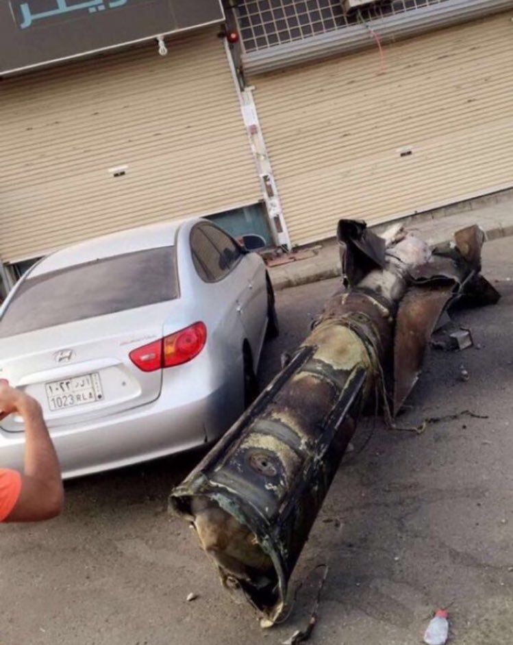 صور متداولة لحطام صاروخ جماعة #الحوثي الذي أسقطته الدفاعات الجوية #السعودية فوق #الرياض - صورة ١ 
