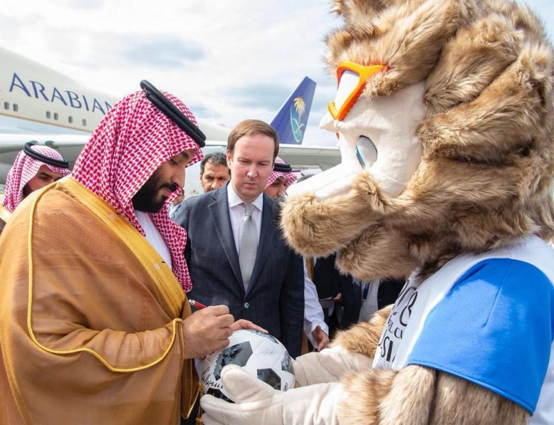 وصول سمو ولي عهد #السعودية الأمير #محمد_بن_سلمان الى #روسيا وتوقيعه على كرة #كأس_العالم