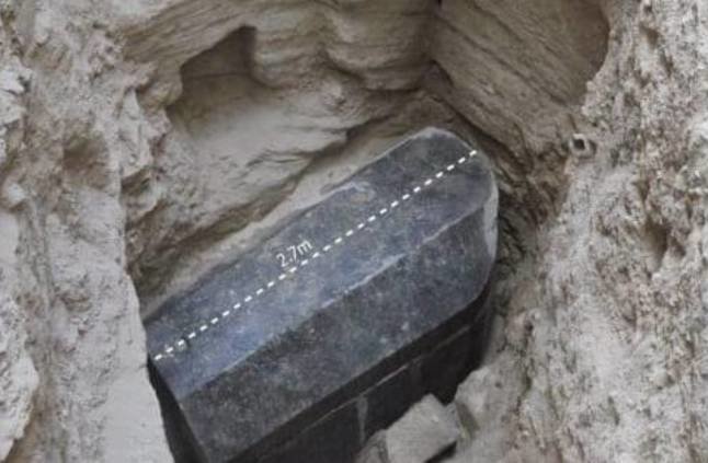 ثلاث جماجم لأسرة واحدة في #تابوت_الاسكندرية الذي أثار ضجة بعد اكتشافه - صورة ١