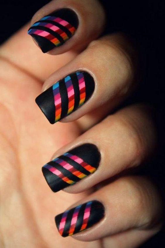 أكثر من 20 صورة لطلاء الأظافر #مانيكير أسود مزخرف بطريقة رائعة #ماكياج #بنات - صورة 23