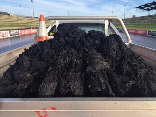 25 شيء ربما تشاهدها لأول مرة - بقايا مطاط عجلات السيارات بعد إزاحته من الشوارع Rubber tire remains on the asphalt