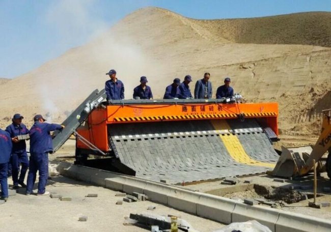 25 شيء ربما تشاهدها لأول مرة - ماكينة رصف الطرق A brick road machine