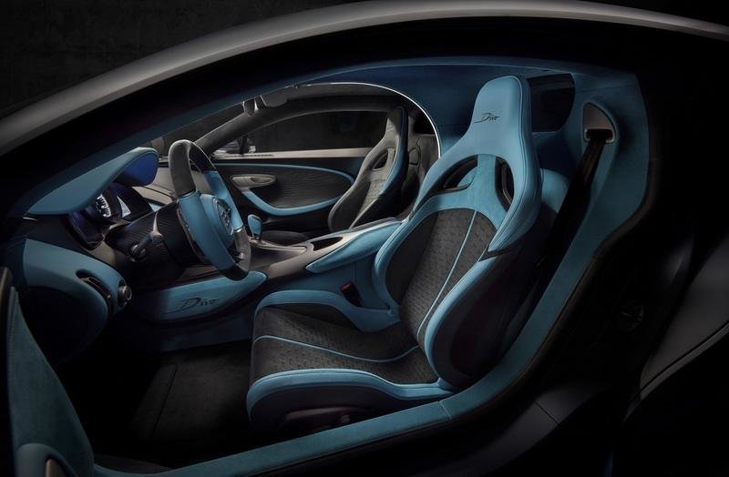 خبر متداول أن #رونالدو يشتري سيارة bugatti la voiture noire بقيمة ١٩ مليون دولار والتي صنع منها نسخه واحدة فقط #سيارات #مشاهير - صورة ٥