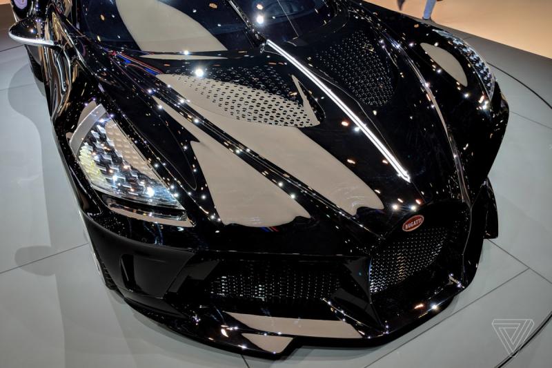 خبر متداول أن #رونالدو يشتري سيارة bugatti la voiture noire بقيمة ١٩ مليون دولار والتي صنع منها نسخه واحدة فقط #سيارات #مشاهير - صورة ٤