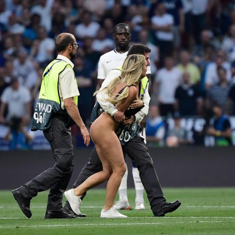 فتاة تقتحم مباراة #ليفربول_توتنهام في نهائي ابطال أوروبا - صورة ٦