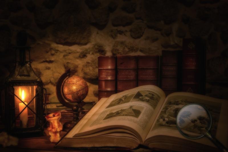 صور تحتوي #فانوس #داكن #كره_ارضيه #كتاب_#قديم #عدسة_مكبرة