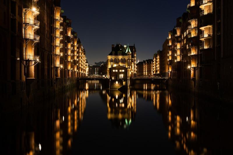 صور تحتوي #هامبورغ #بناء #مدينة_التخزين #هندسة_معمارية