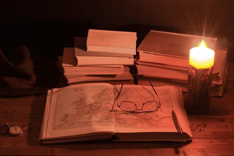 صور لـ #شمعة #كتب #كتاب #كتب_#قديمة #نظارات #دفتر