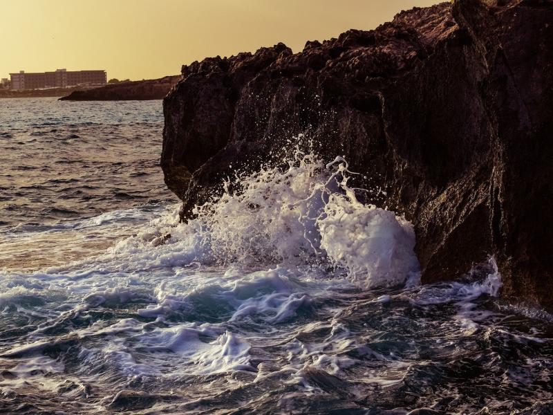 صور لـ #صخرة #موجة #ساحل_صخري #الساحق #طبيعة #بحر #بري