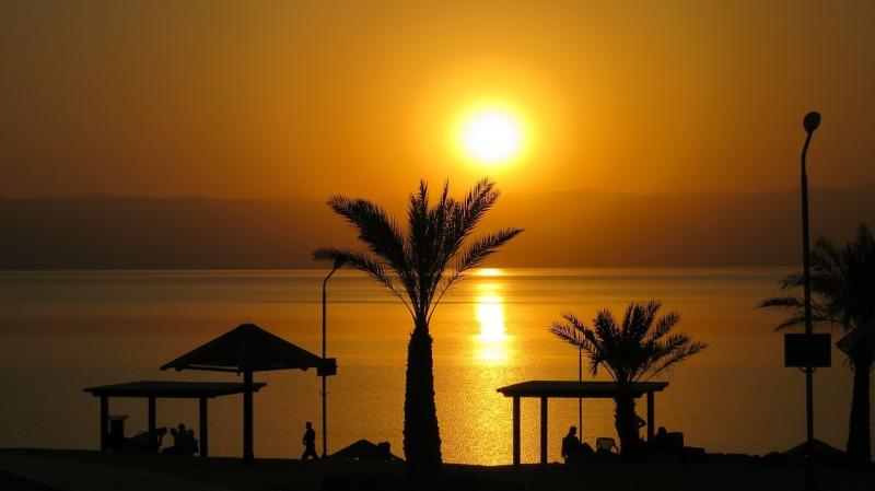 صور لـ #غروب_الشمس #البحر_الميت #بحيرة #شاطئ_بحر #كف__نخلة #الغسق