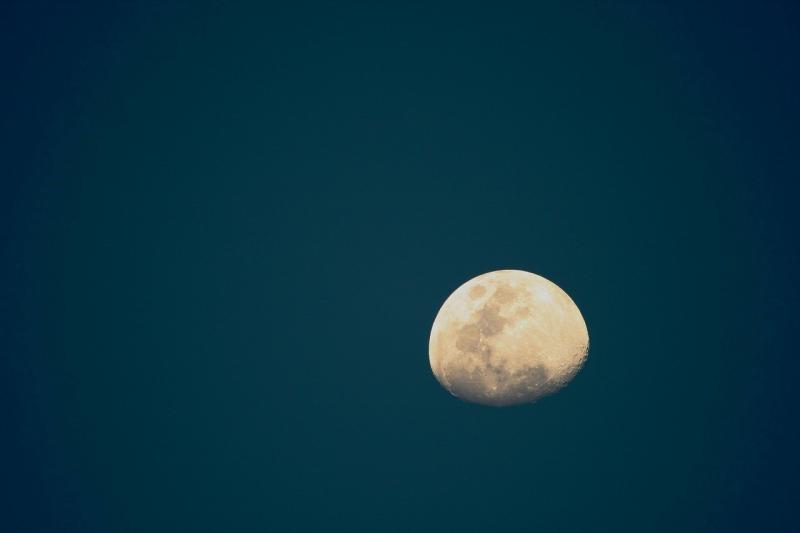 صور لـ #سماء #القمر #السماوات #الصبح #مشرق #نصف #ضوء