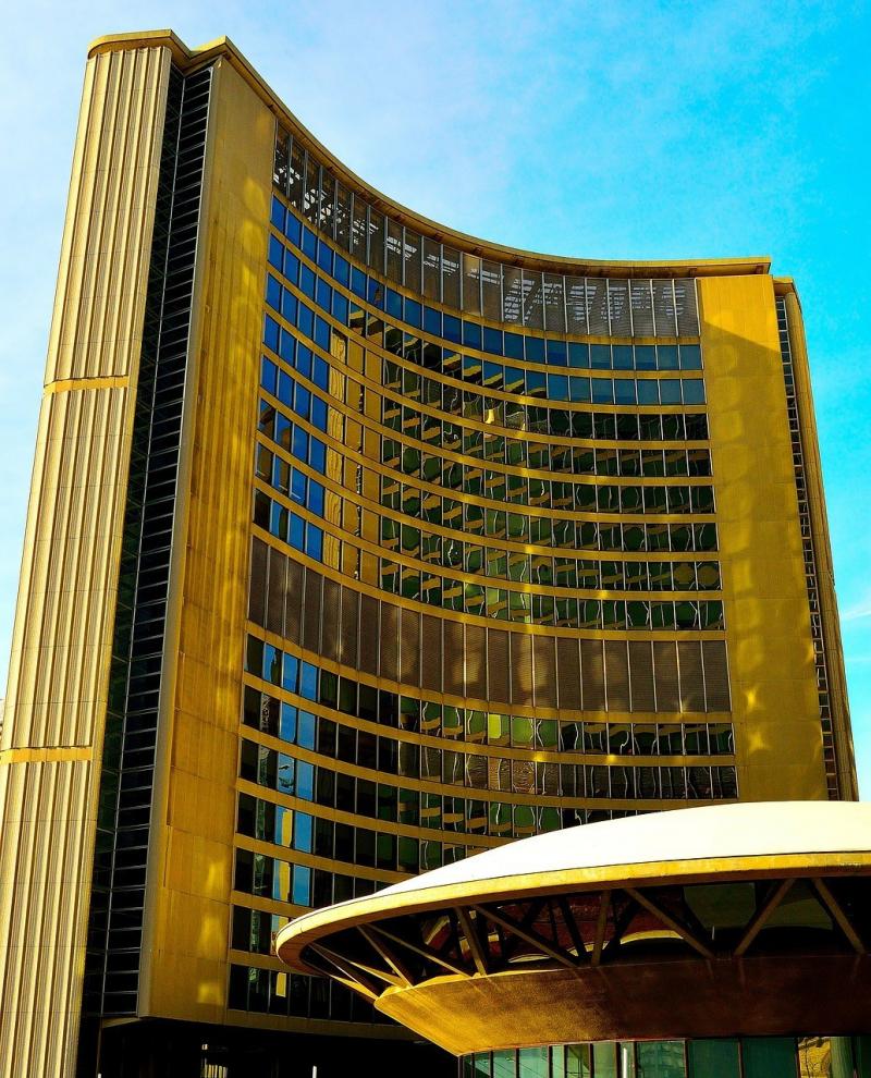 صور تحتوي #انعكاس #مجلس_المدينة #هندسة_معمارية #تورونتو #معلم_معروف