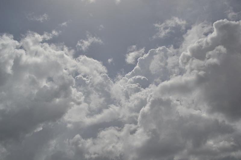 صور لـ #السماء_الزرقاء #سحاب #أبيض #ضوء #شمس #سماء #غيوم_بيضاء