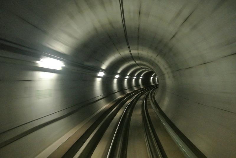 صور تحتوي #طرق_جانبية #سكة_حديدية #Ubahn #عبور #المواصلات #نفق
