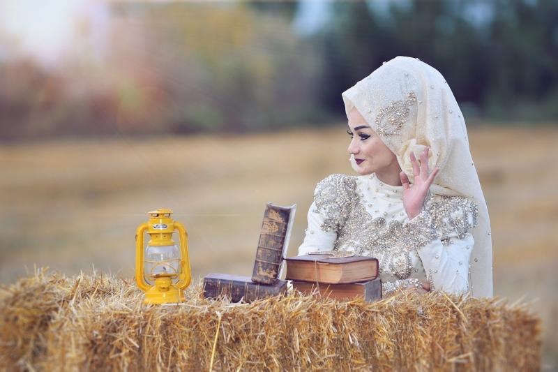 صور لـ #فتاة #كتاب #حقل #موضه #زفافي #هناك #فانوس
