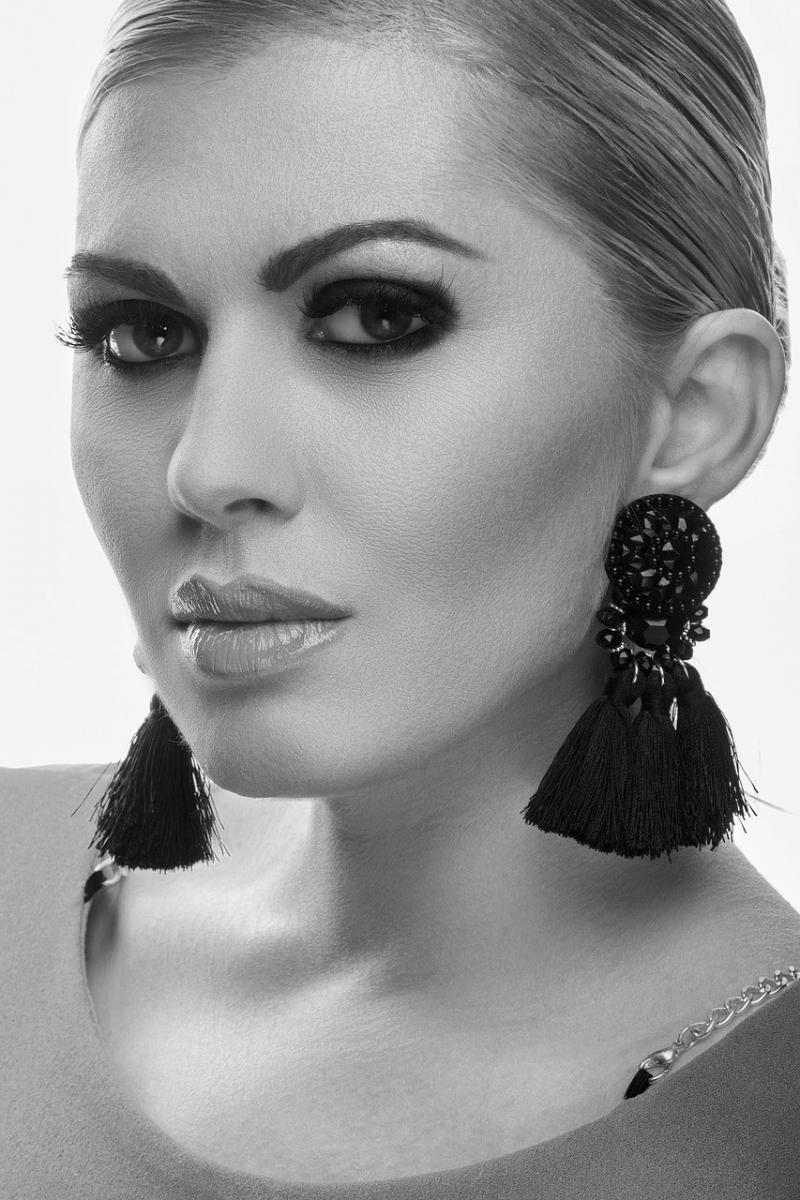 صور لـ #المفاهيمي #الأقراط #شقراء #جمال #دقيق_او_حساس #B_W