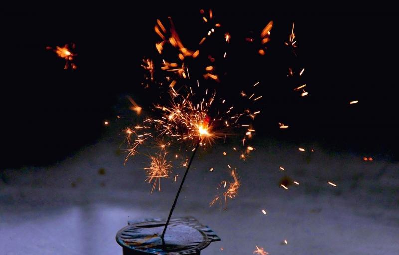صور لـ #نار #عيد_الميلاد #ظلام #احتفال #مذياع #ماسة