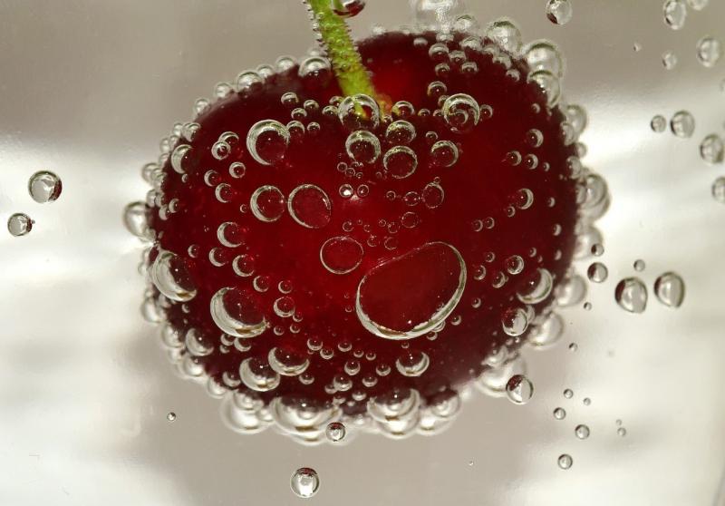 صور لـ #فقاعة #نفخ #فقاعات_هواء #كرز #ماء #فقاعات_الماء