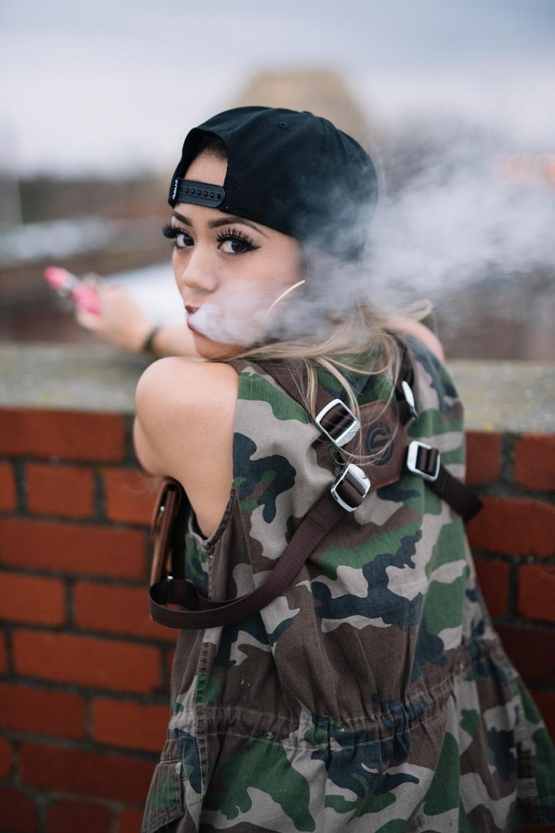 صور لـ #بنت_جميلة #Vaping