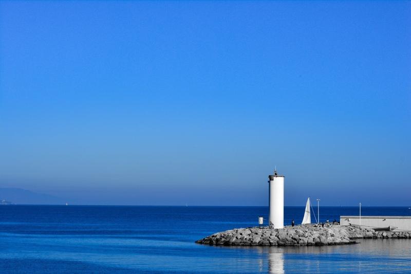صور لـ #مرسى #منارة #مرفأ #ميناء #حائل_الأمواج