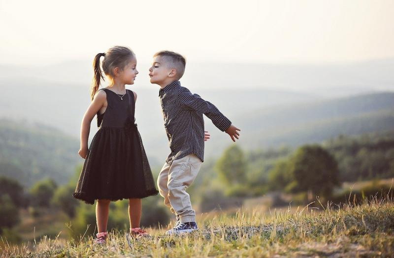 صور تحتوي #اصحاب #قبلة #أخوة #الأطفال #شقيق #أخت