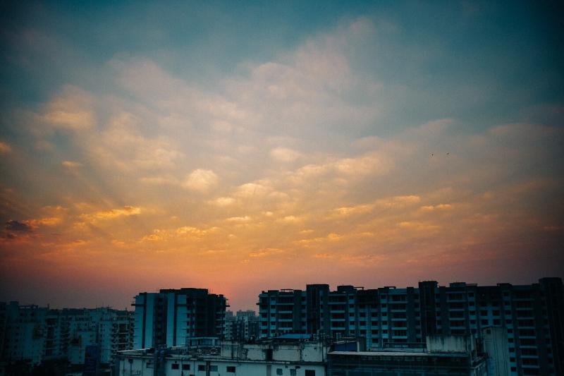 صور لـ #مدينة #سماء #غروب_الشمس #سحاب #البنايات #الغسق #شقق_سكنية
